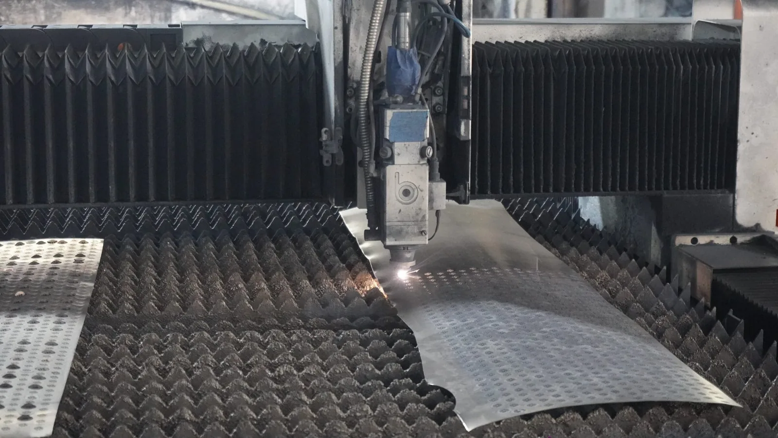 Solidus quality inspection and food-grade compliance laboratory testing titanium plates and trays